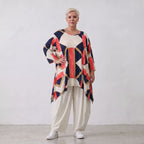 Fließendes Jersey Shirt in Marine und Rot mit zipfeligem Saum und seitlichen Schlitzen