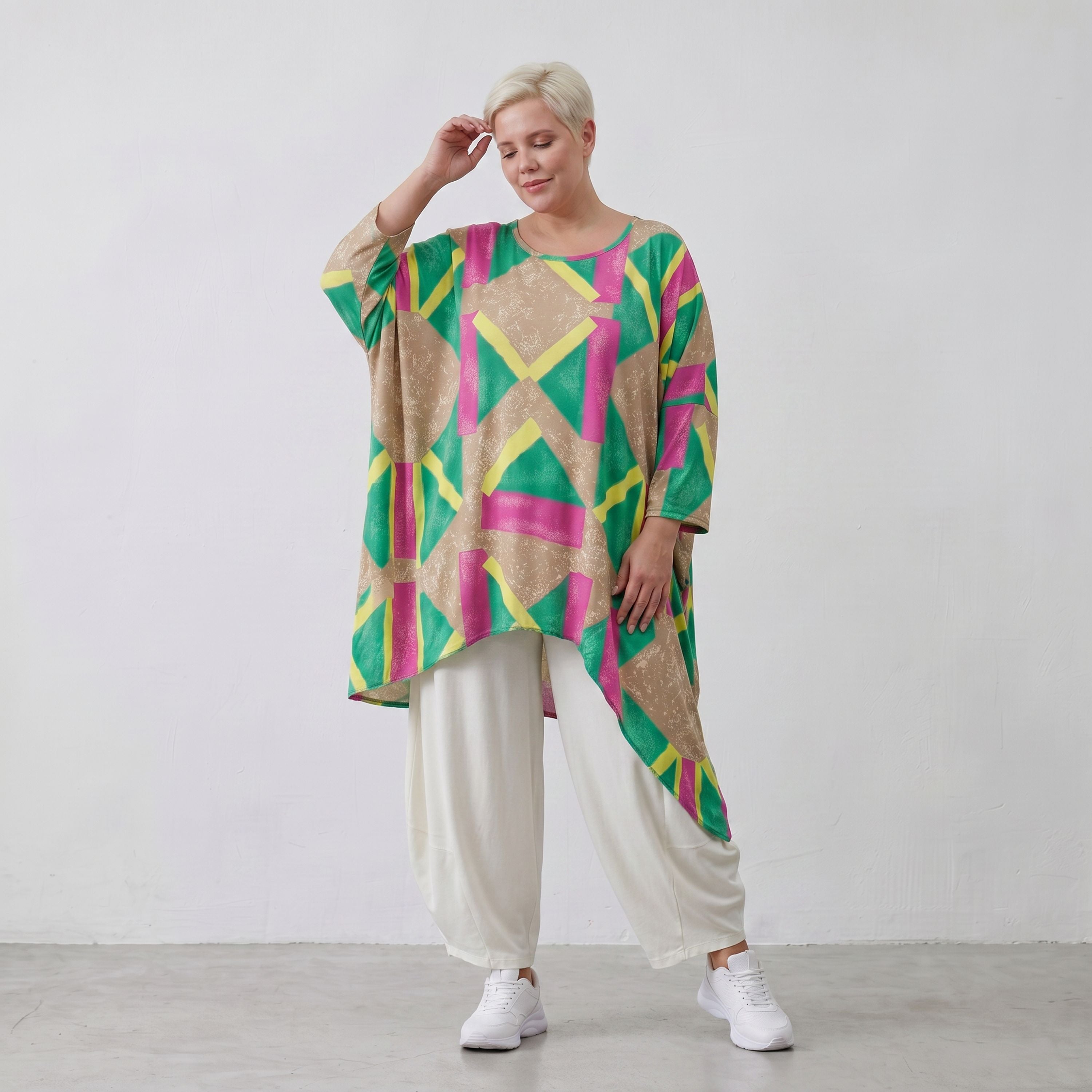 Kurzarmshirt aus weichem Viskosestretch mit asymmetrischem Saum in frischem Beige und Grün