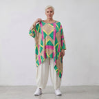 Kurzarmshirt aus weichem Viskosestretch mit asymmetrischem Saum in frischem Beige und Grün