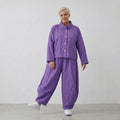 Ausgefallene Ballon Hose im Oversize Lagenlook mit luftig leichtem crash Feeling, aufgesetzte Taschen, Lila