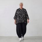 Jacke in Schwarzweiss mit Grafikmuster aus Popeline gerundetem Schnitt und Dreiviertelarm