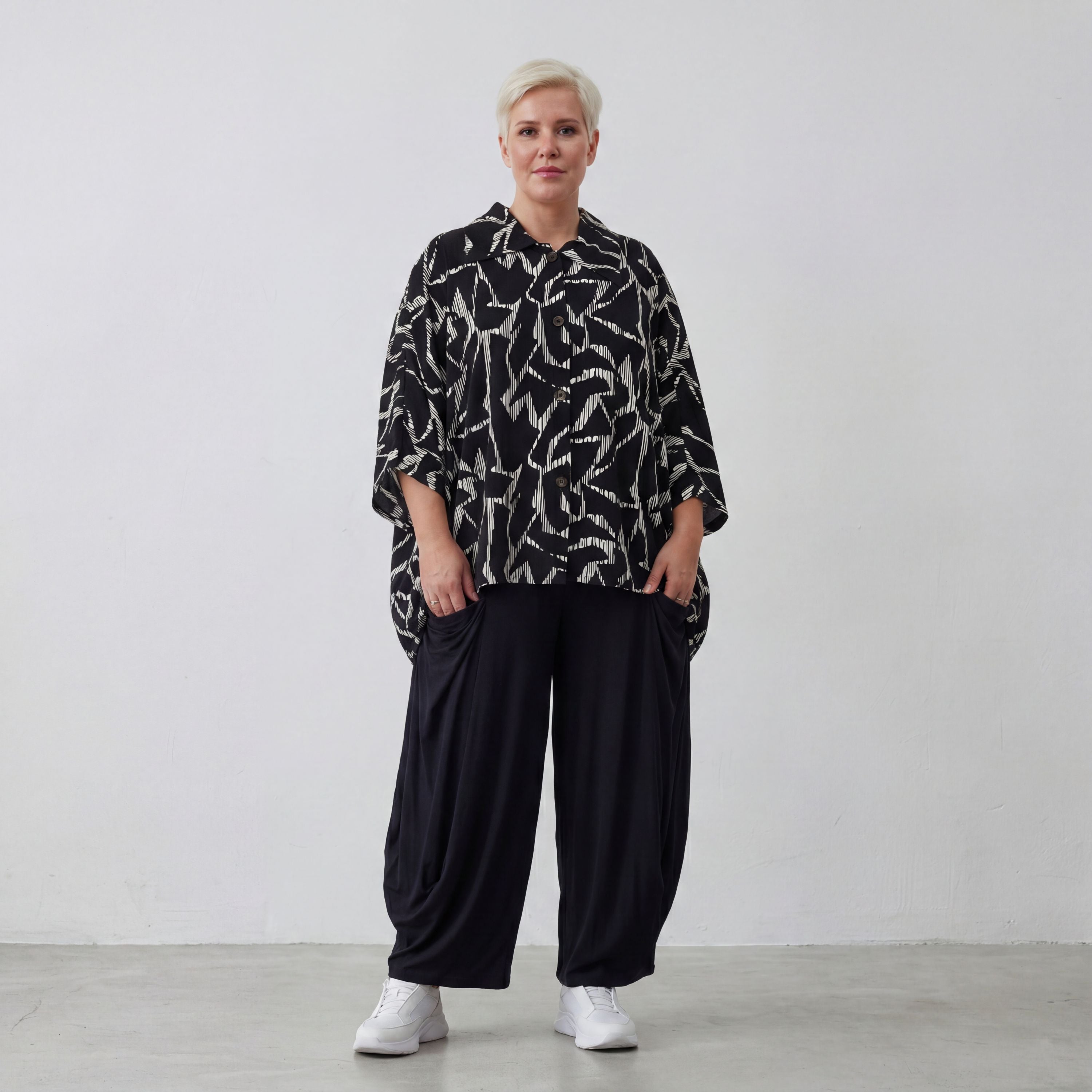 Jacke in Schwarzweiss mit Grafikmuster aus Popeline gerundetem Schnitt und Dreiviertelarm