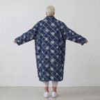 Gerader Jeansmantel in jeansblau weiß mit Paisleymuster Rautenfransen und Ziertaschen