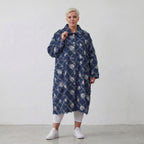 Gerader Jeansmantel in jeansblau weiß mit Paisleymuster Rautenfransen und Ziertaschen