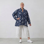Oversizejacke aus jeansblauem Denim in A-Form mit Rautenfransen Paisleymuster Kragenstyle