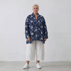 Oversizejacke aus jeansblauem Denim in A-Form mit Rautenfransen Paisleymuster Kragenstyle