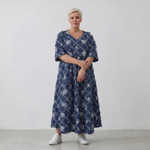Ballonkleid in jeansblauweiß mit Paisleymuster Rautenmuster Fransen V-Ausschnitt Sommer