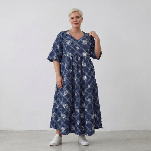 Ballonkleid in jeansblauweiß mit Paisleymuster Rautenmuster Fransen V-Ausschnitt Sommer