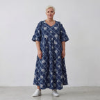 Ballonkleid in jeansblauweiß mit Paisleymuster Rautenmuster Fransen V-Ausschnitt Sommer