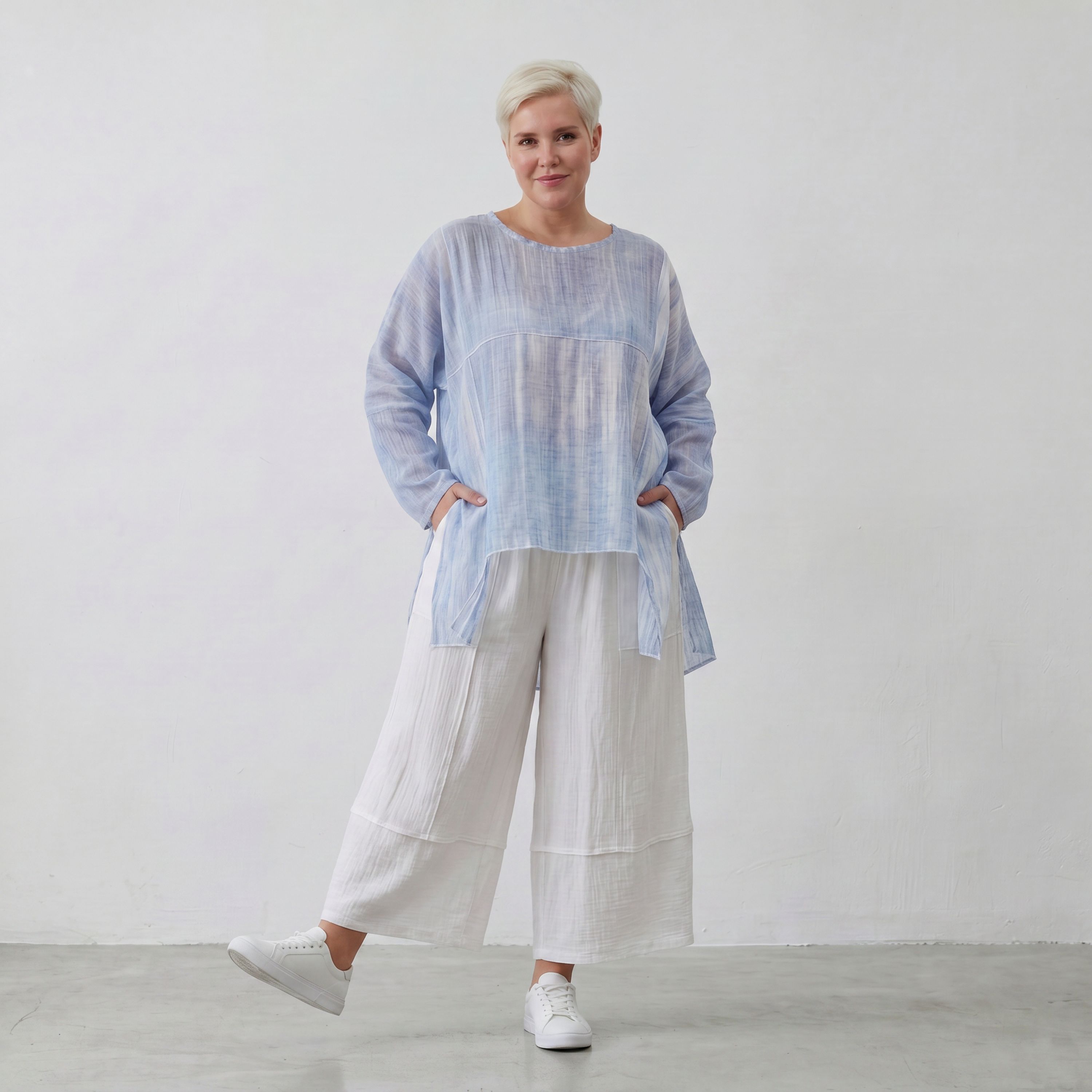 Fliessendes Oversize Shirt Jeansblau Weiß mit Zipfelsaum weich fallend locker und modern