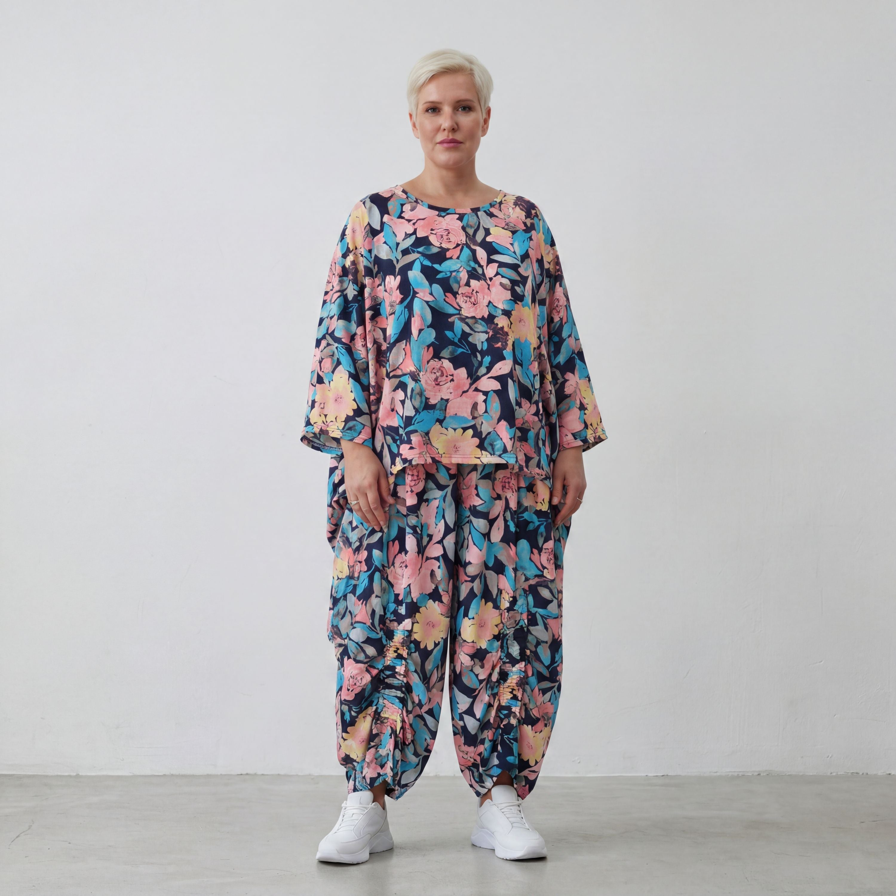 Oversized Shirt in Leinenoptik mit kastigem Schnitt und Rundhalsausschnitt in kühlem Aqua
