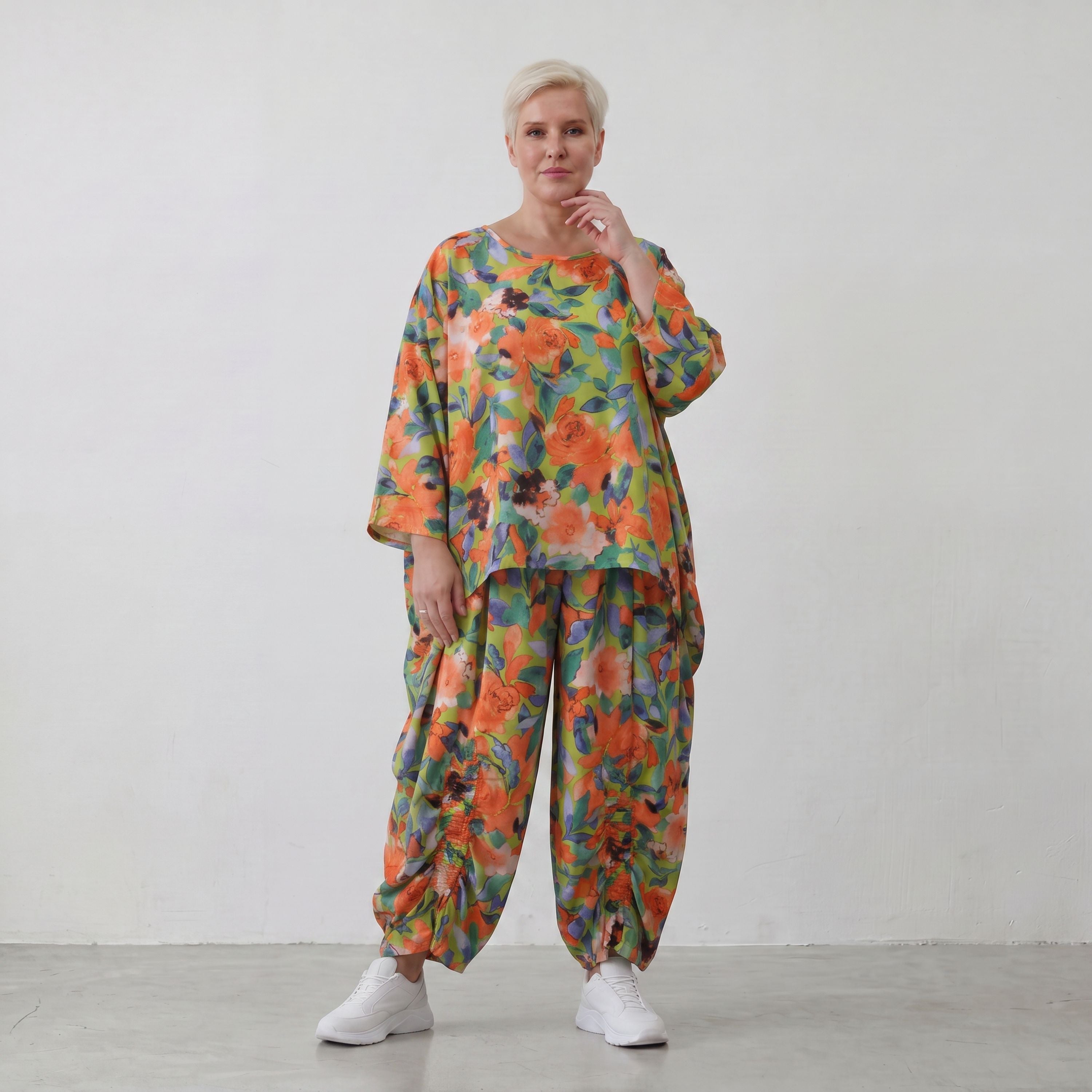 Luftiges Oversized Shirt in frischem Apfelgrün mit Vokuhila Schnitt aus Viskose Leinen