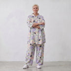 Leichte Sommerhose in zartem Weiß mit Lila und Grün für einen geraden lässigen Sommerlook