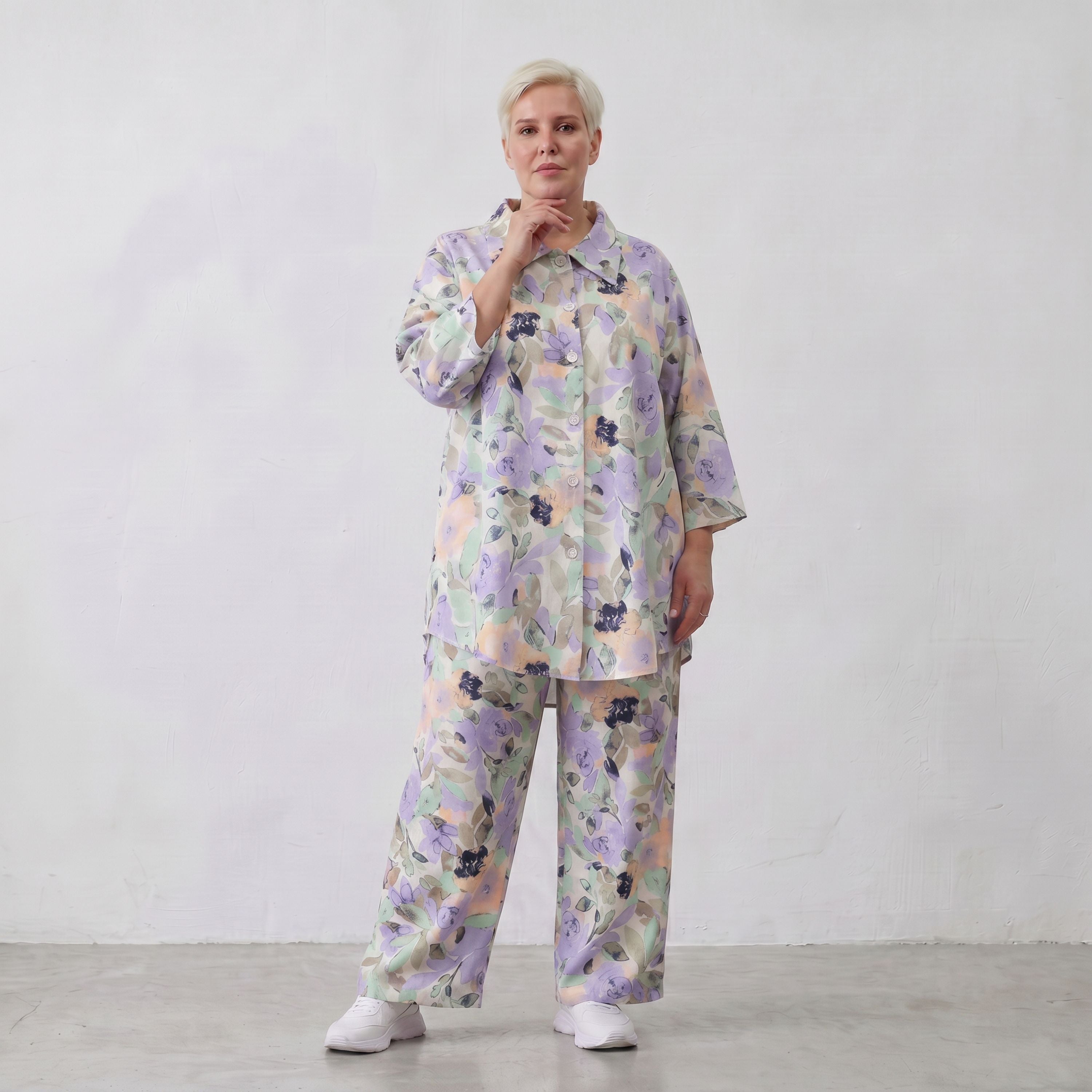Leichte Sommerhose in zartem Weiß mit Lila und Grün für einen geraden lässigen Sommerlook