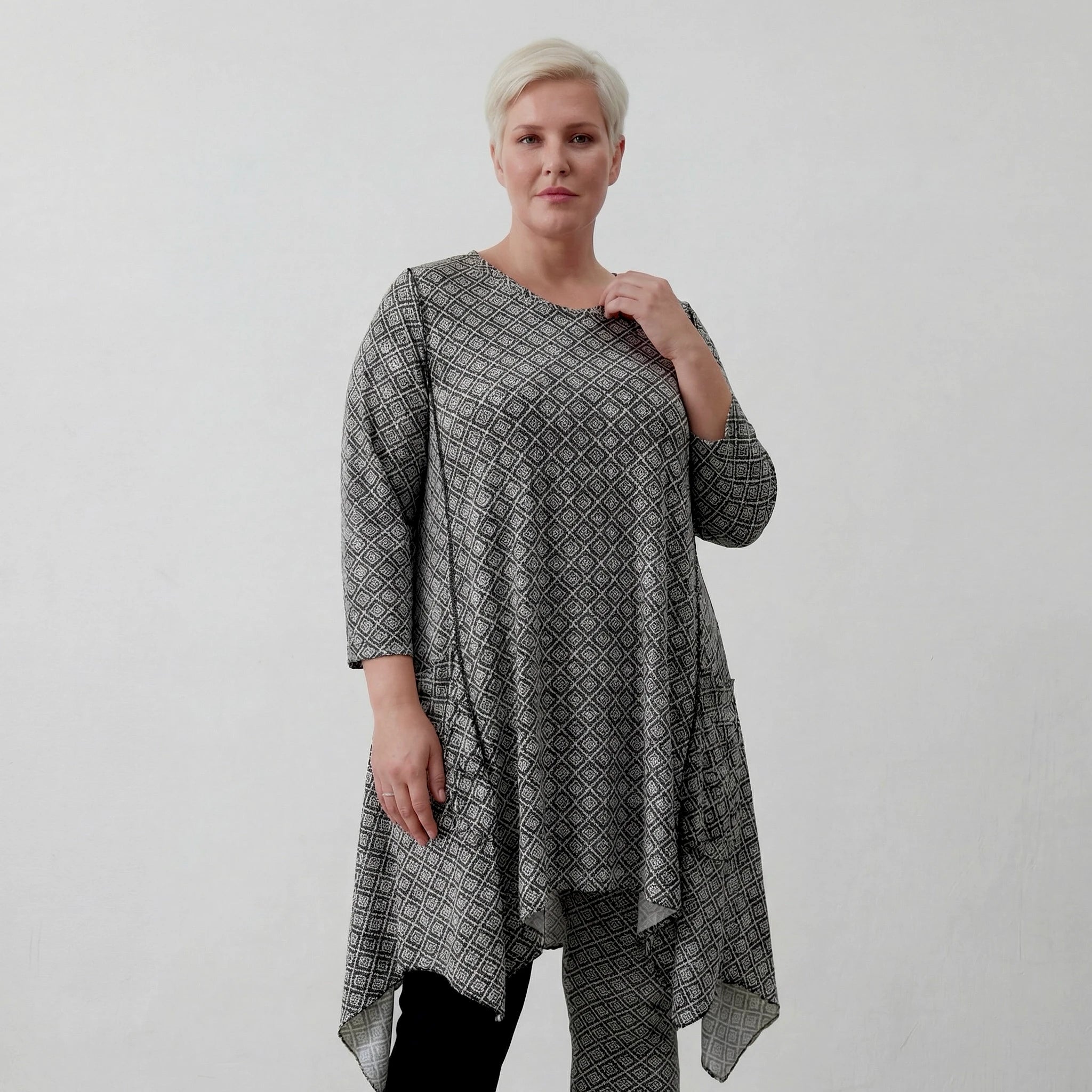 Ausgefallenes Oversize Lagenlook Shirt in A-Form mit glatter fließender Haptik, Raute, Schwarz/Weiß