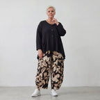 Fließende Ballonhose aus weichem Viskose Jersey in Schwarz und Ecru mit elastischem Bund