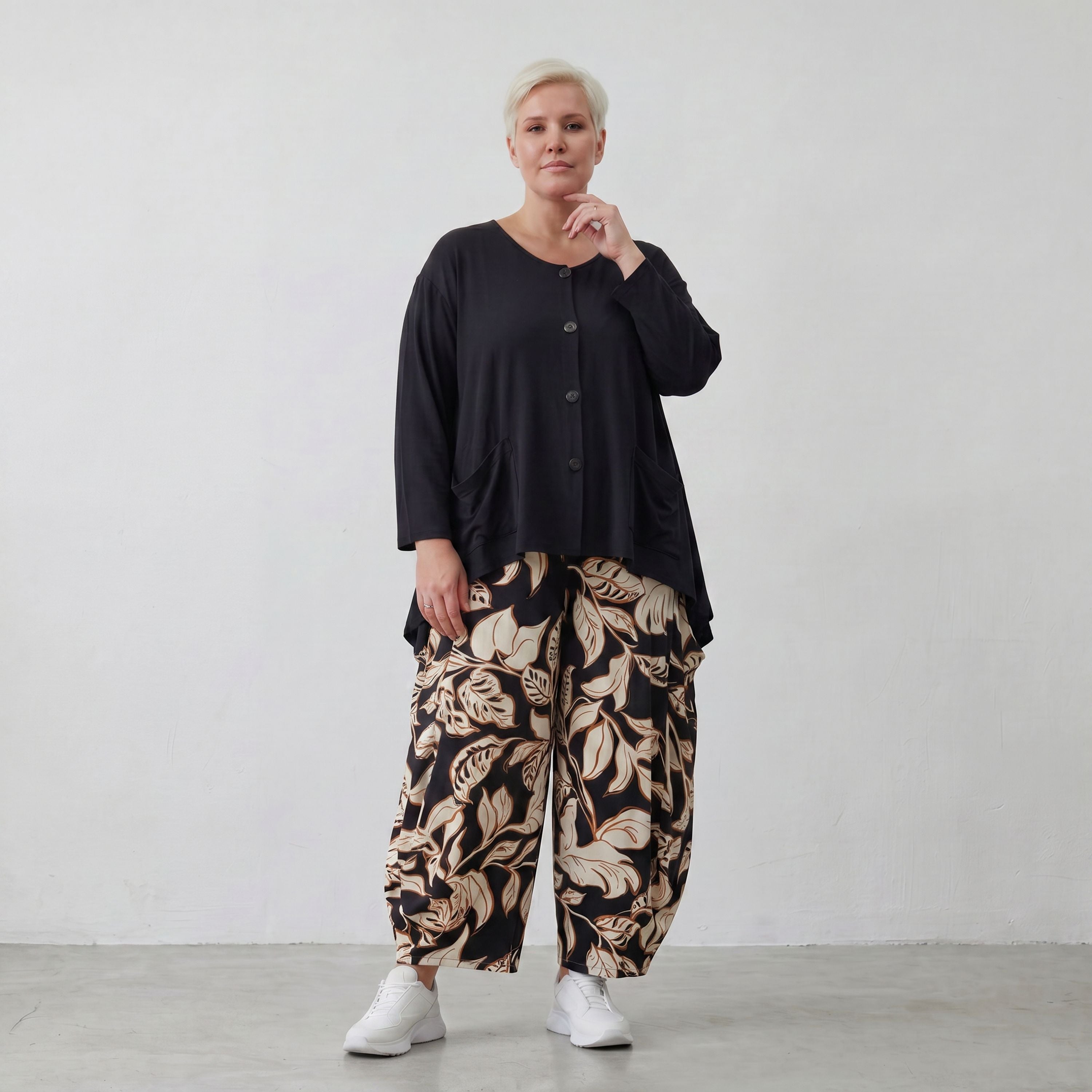 Fließende Ballonhose aus weichem Viskose Jersey in Schwarz und Ecru mit elastischem Bund