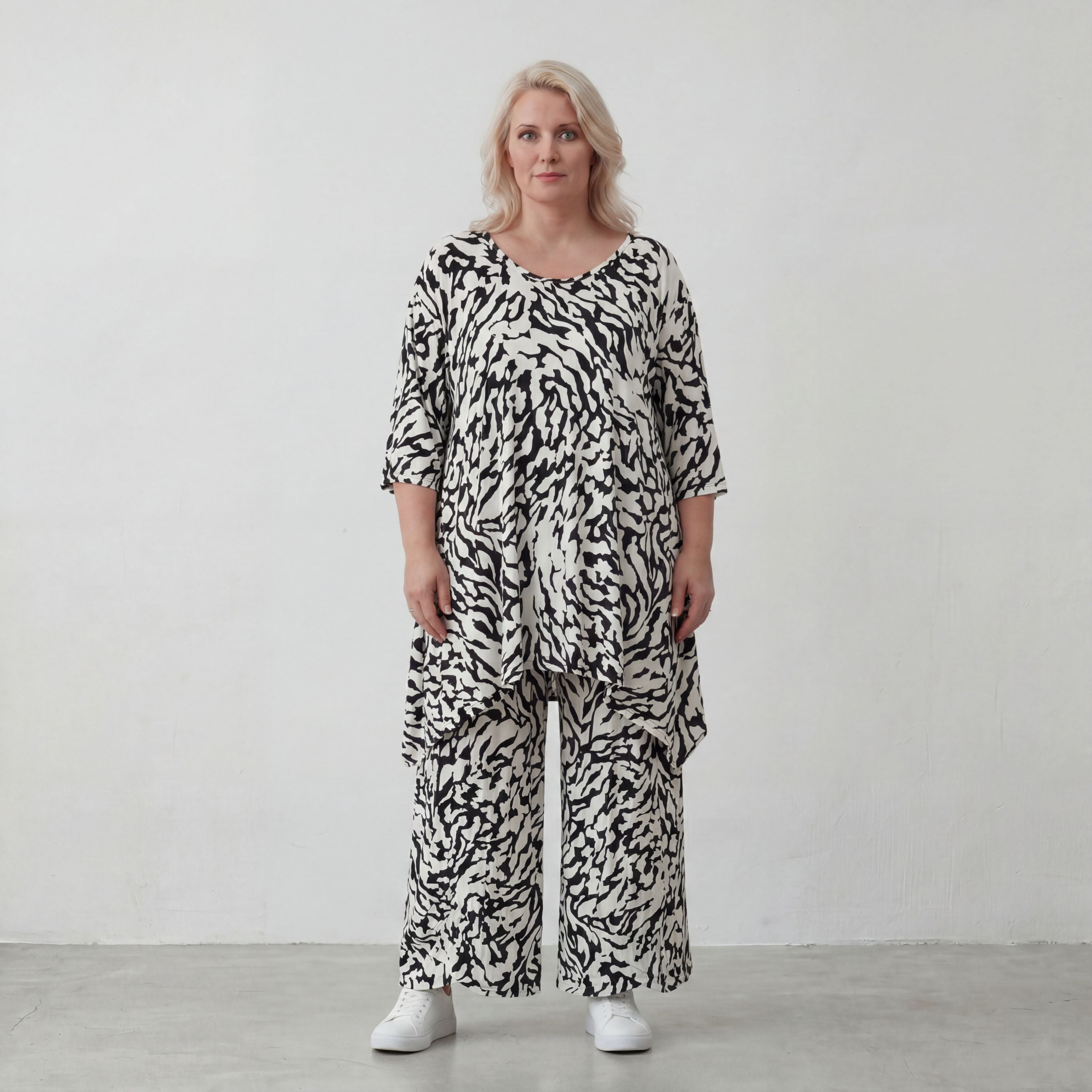 Zeitloses Viskoseshirt in Weiß/Schwarz leger Oversize A-Linie Lagenlook leicht fliessend