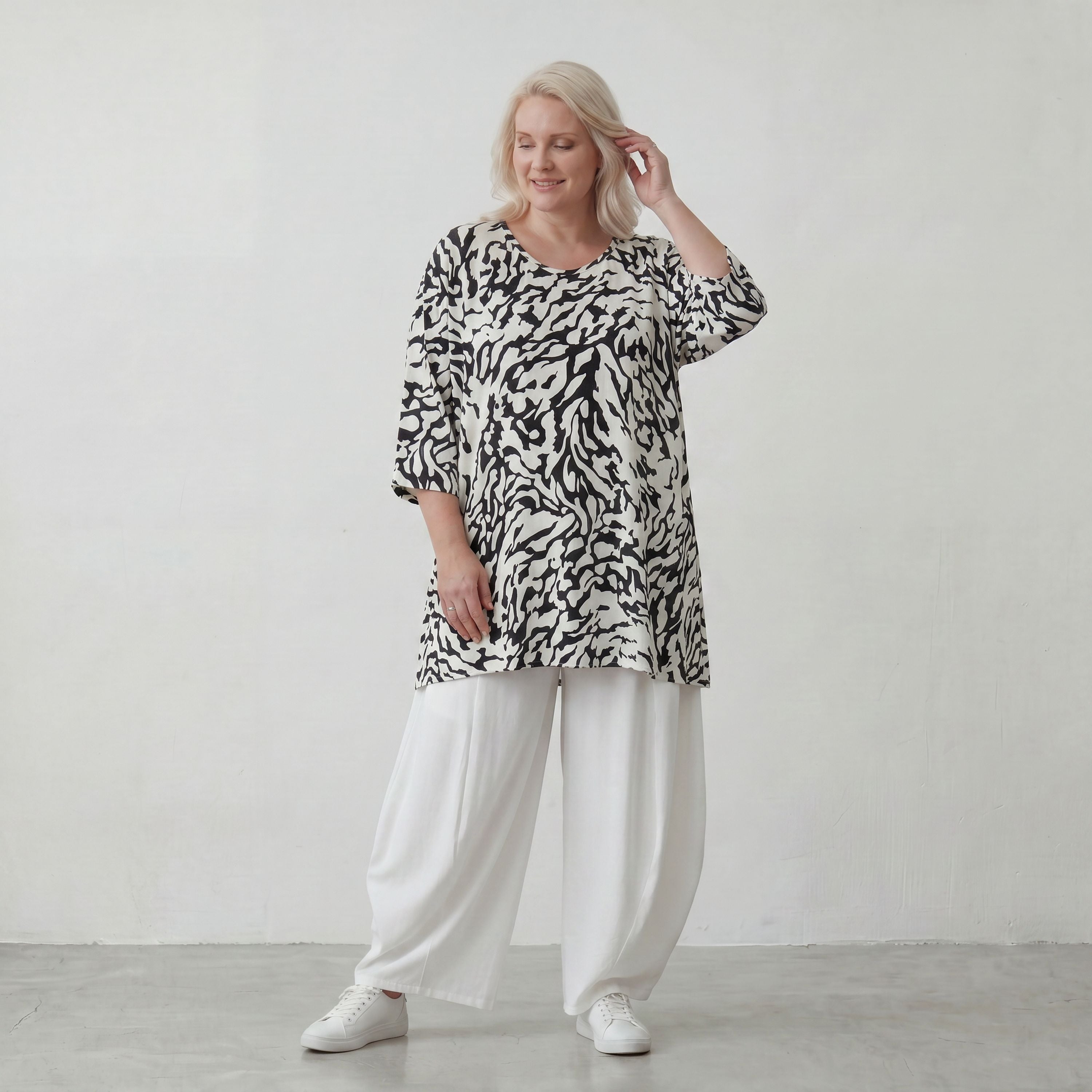 Fliessendes Viskose Shirt im Lagenlook Weiß/Schwarz mit legerem Oversize A-Linie zeitlos