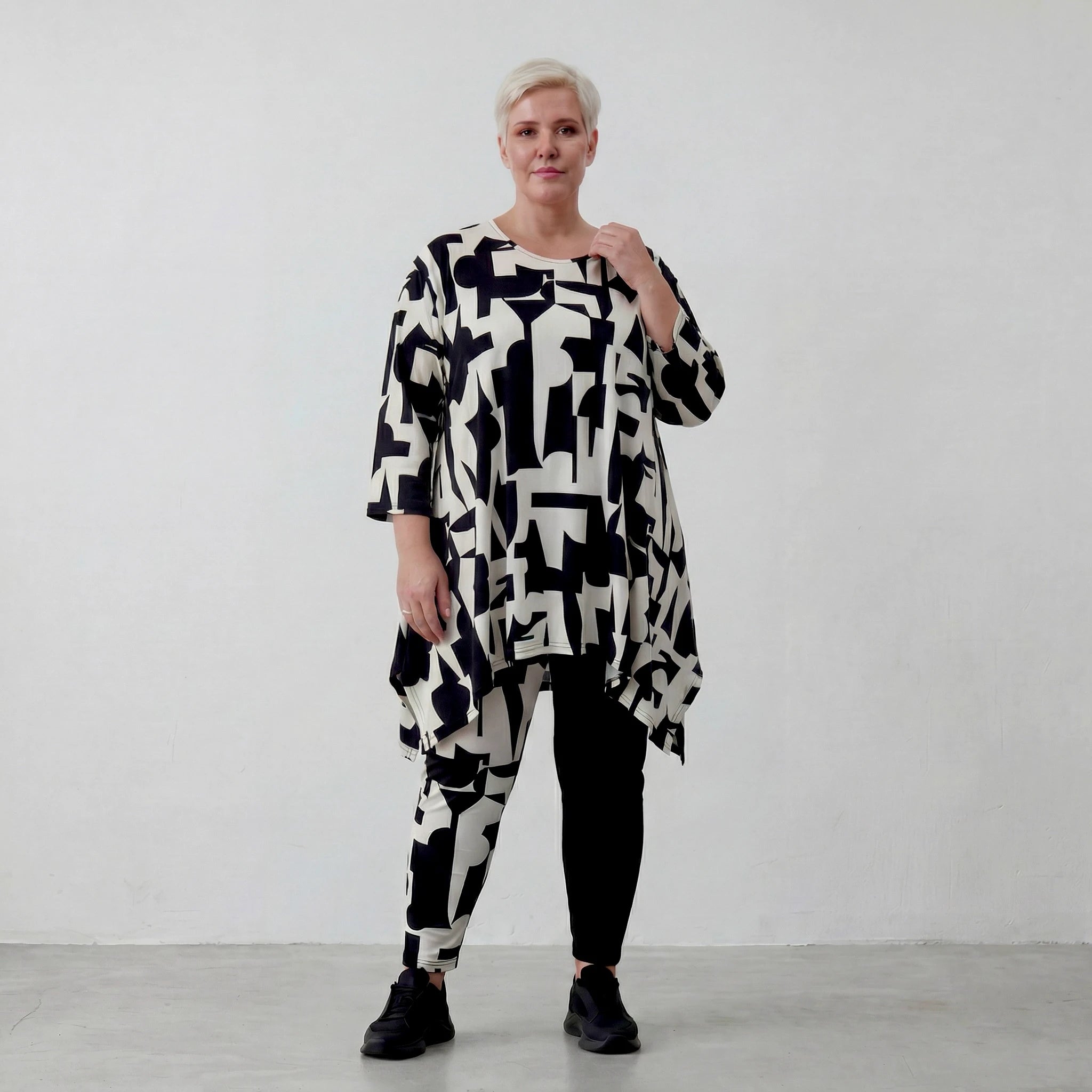 Ausgefallenes oversize A-Form Shirt im abstrakten Lagenlook aus weich fließendem Material, Schwarz/Weiß