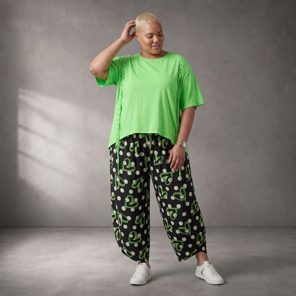 Kastig geschnittenes Kurzarmshirt in Neongrün mit Ösenband und angenehm weichem Jersey