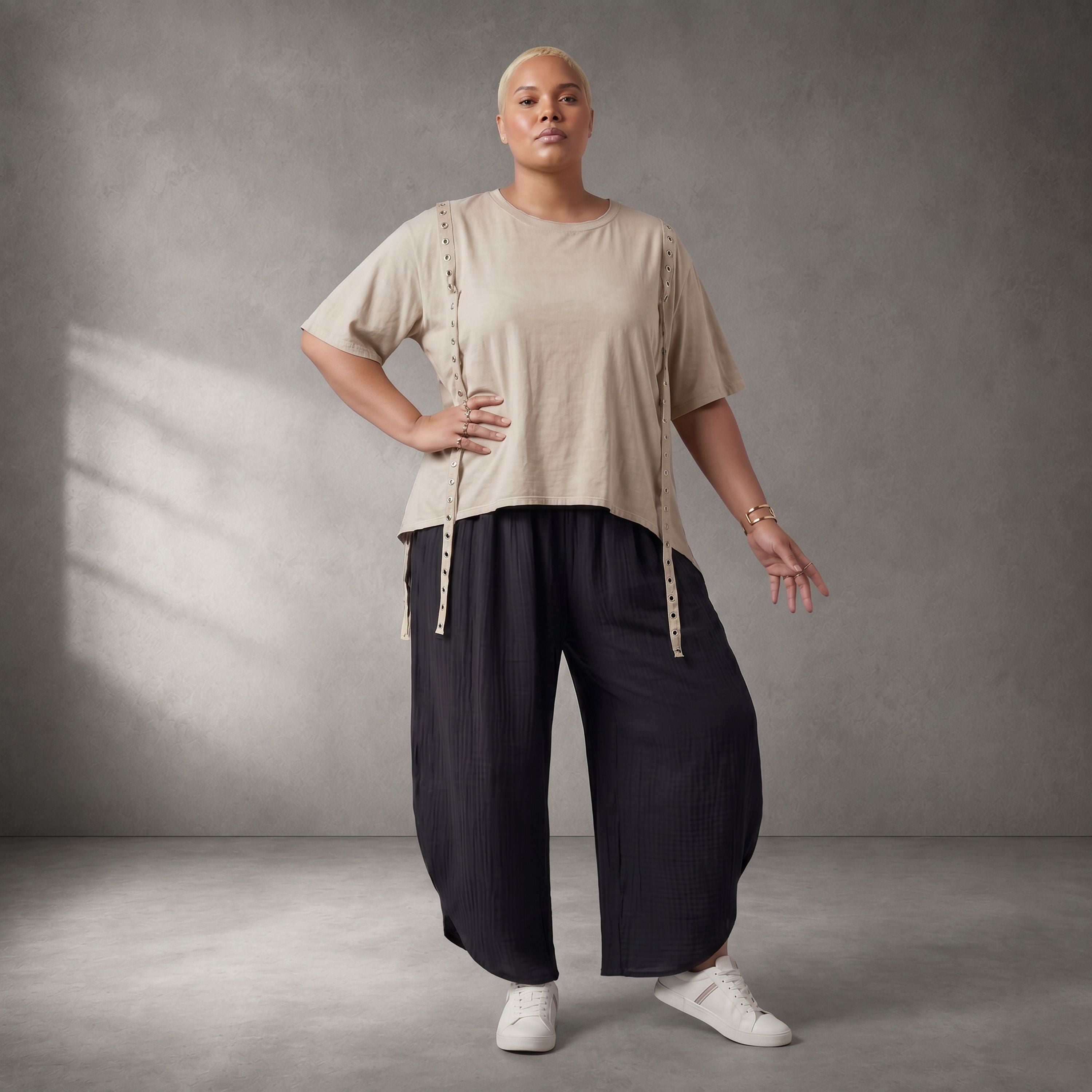 Kastiges Kurzarmshirt aus weichem Stretch Jersey in Beige mit dekorativem Ösenband Akzent