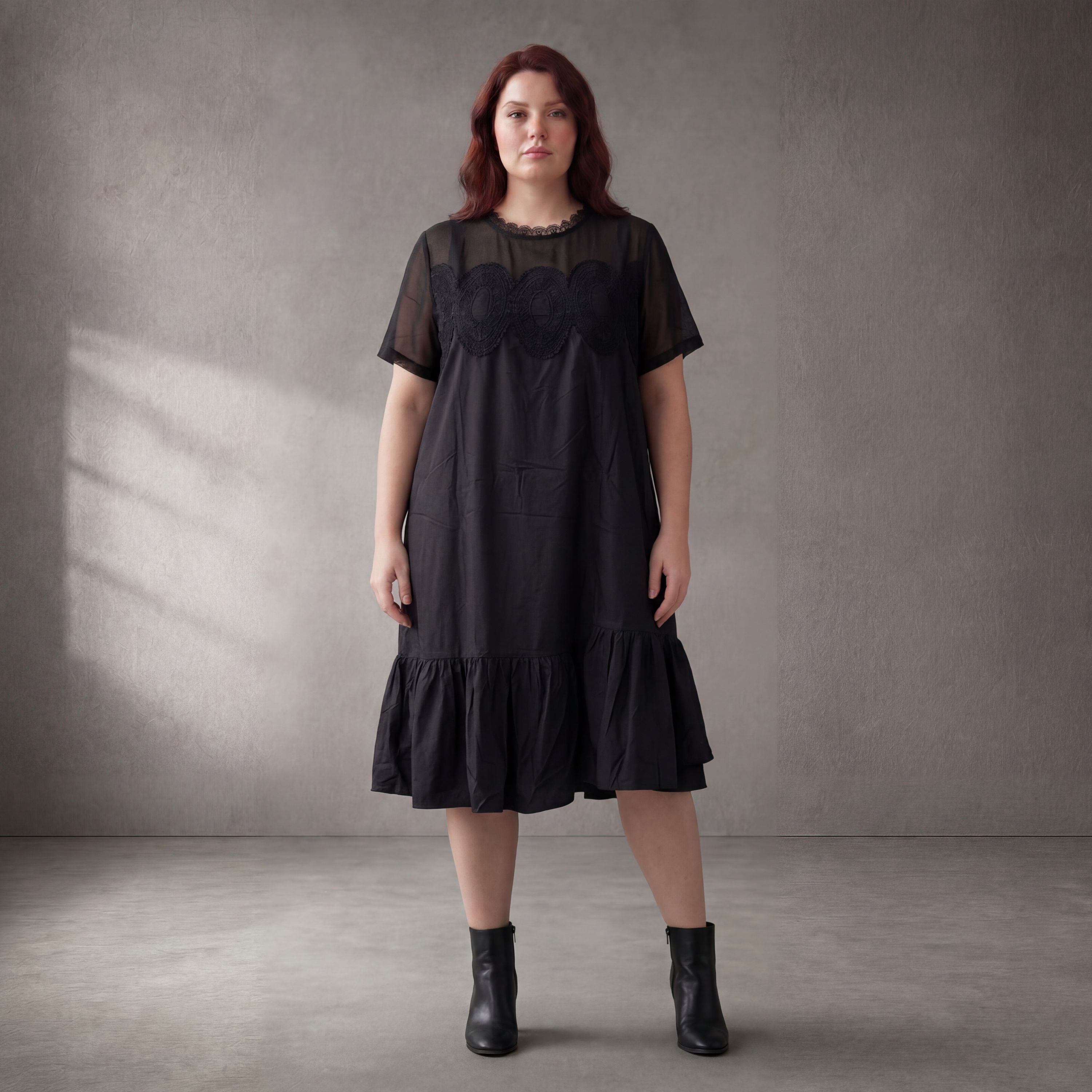 Schwarz fliessendes ALinien Kleid mit Spitze und Chiffon luftig zeitlos elegant leicht