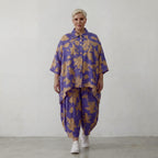 Ballonhose aus luftiger Popeline in Lila Sand mit Klecksemuster und aufgesetzten Taschen