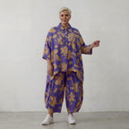 Schimmernde Jacke in Lila Sand mit Klecksmuster Rundform Kragen und edlem Dreiviertelarm