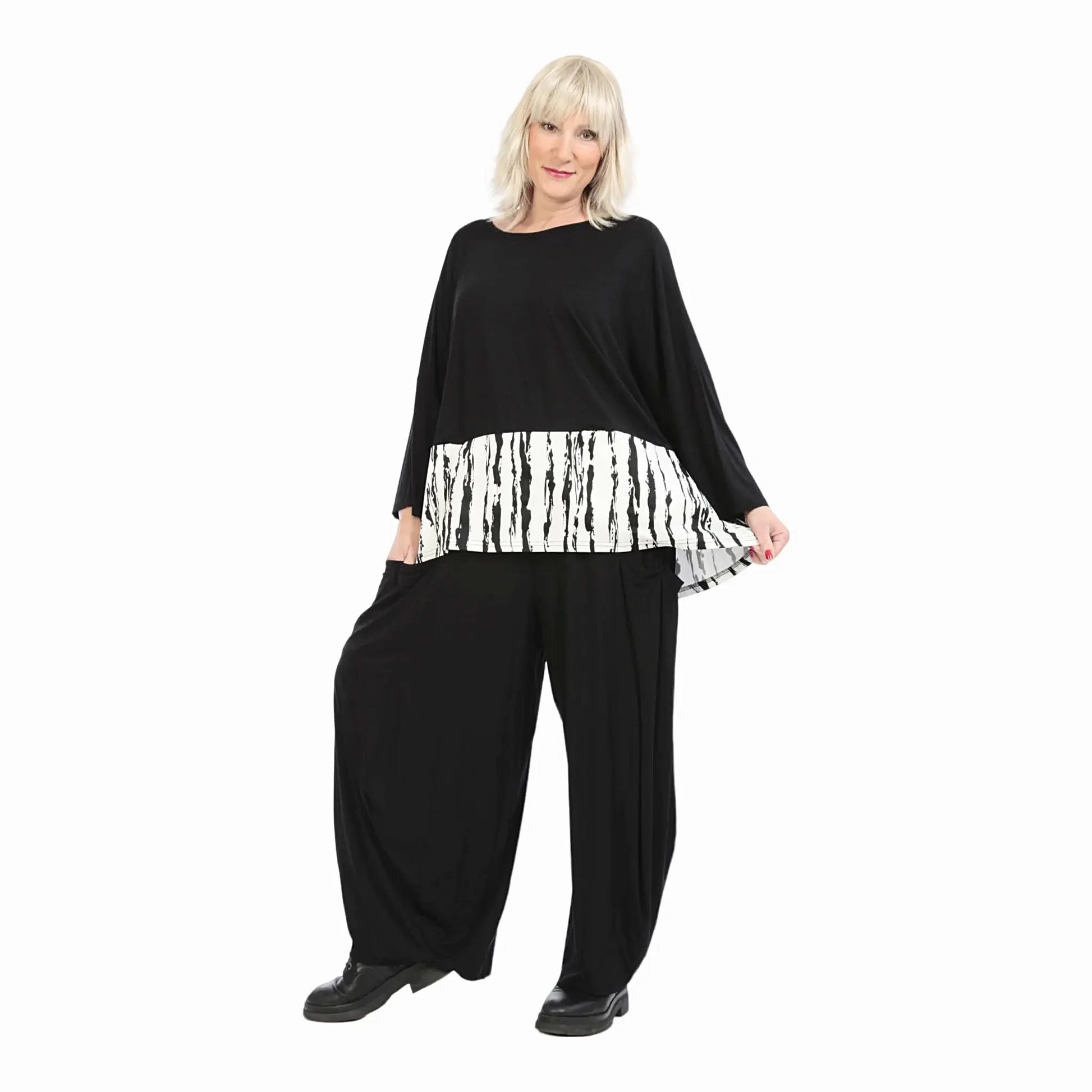  Kastiges Shirt in Schwarz-Weiß mit Rundhalsausschnitt und praktischen Nahttaschen für Plus Size