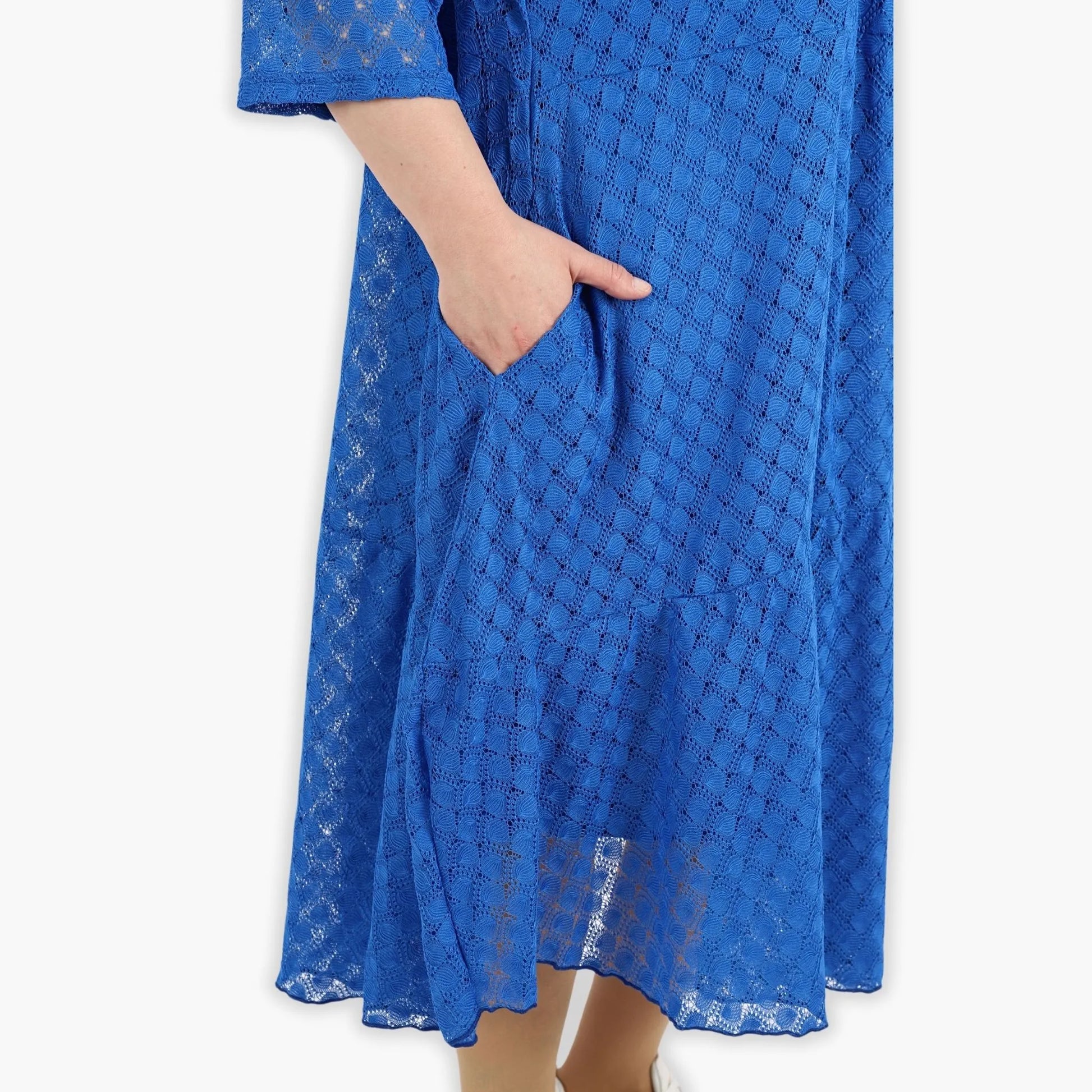  Luftiges Ballonkleid in royalblau mit Häkelspitze und praktischen Taschen für den Lagenlook