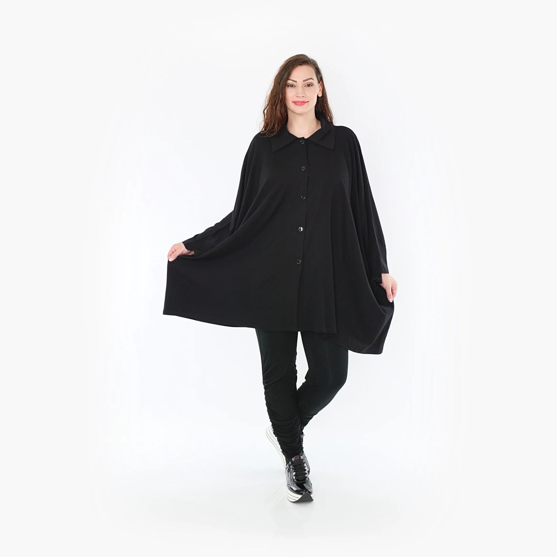  Moderne schwarze Bluse aus leichtem Viskose-Popeline für Plus Size und Curvy Mode