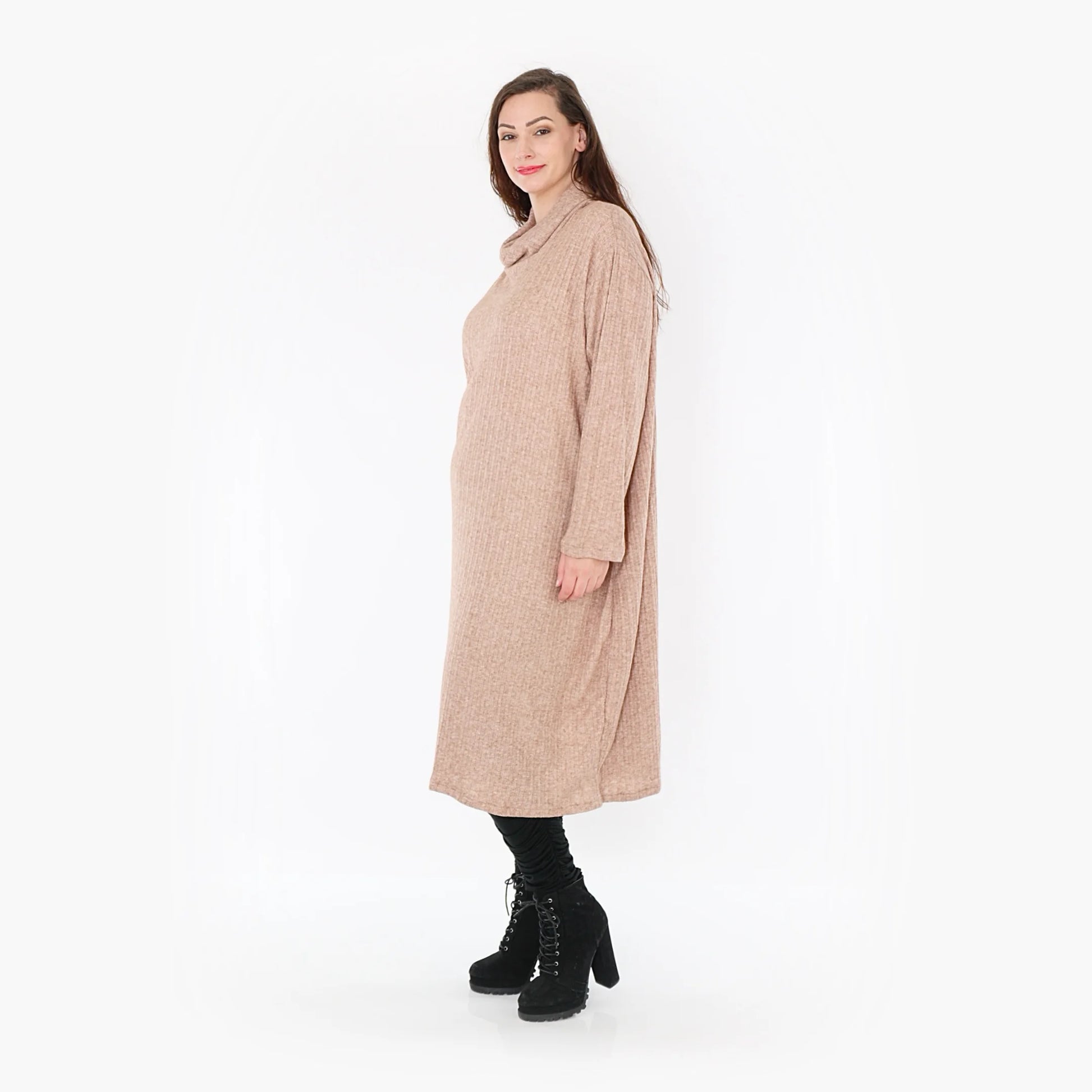  Elegantes taupe Rollkragenoberteil aus weichem Feinstrick für Herbst- und Wintermode in Plus Size