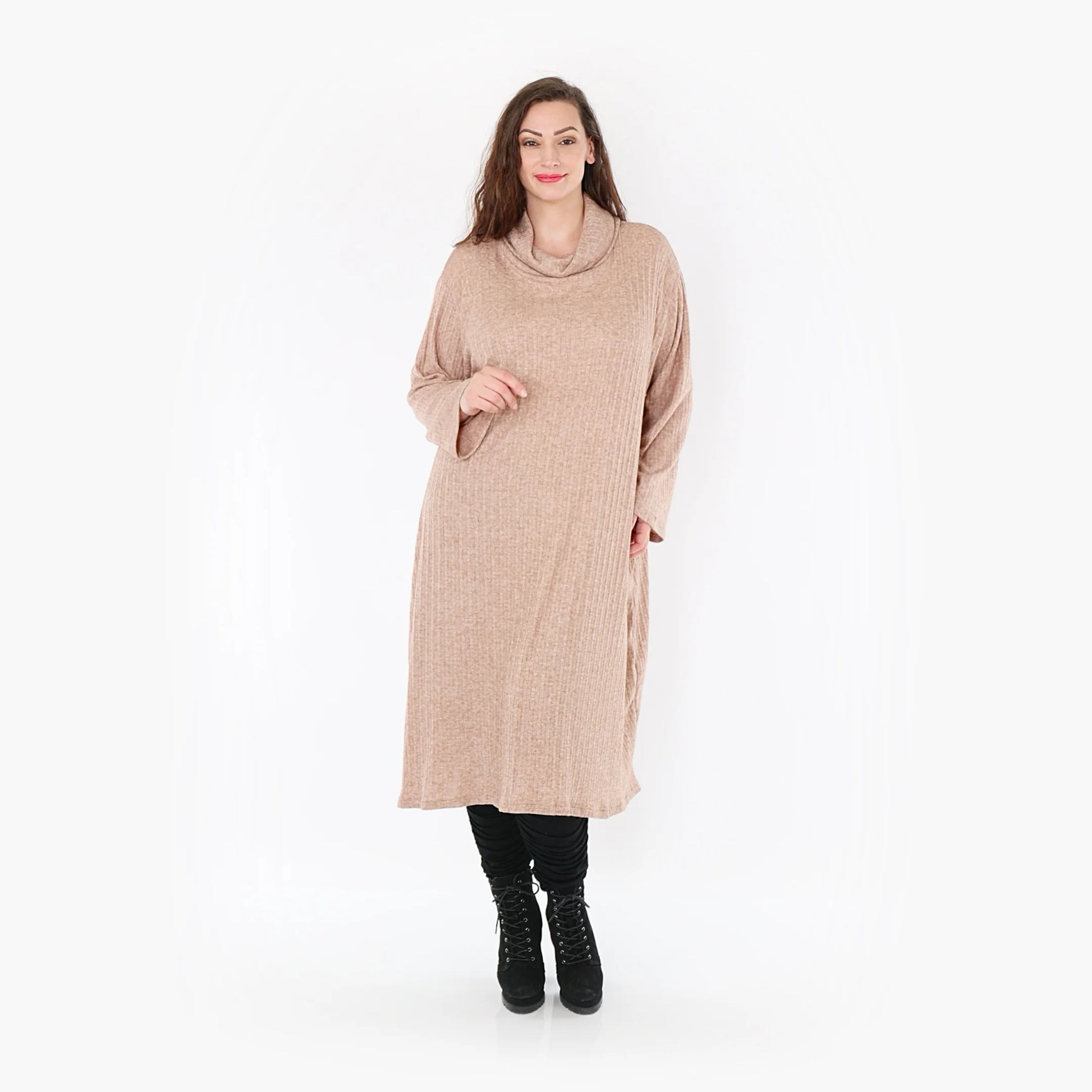  Elegantes taupe Rollkragenoberteil aus weichem Feinstrick für Herbst- und Wintermode in Plus Size