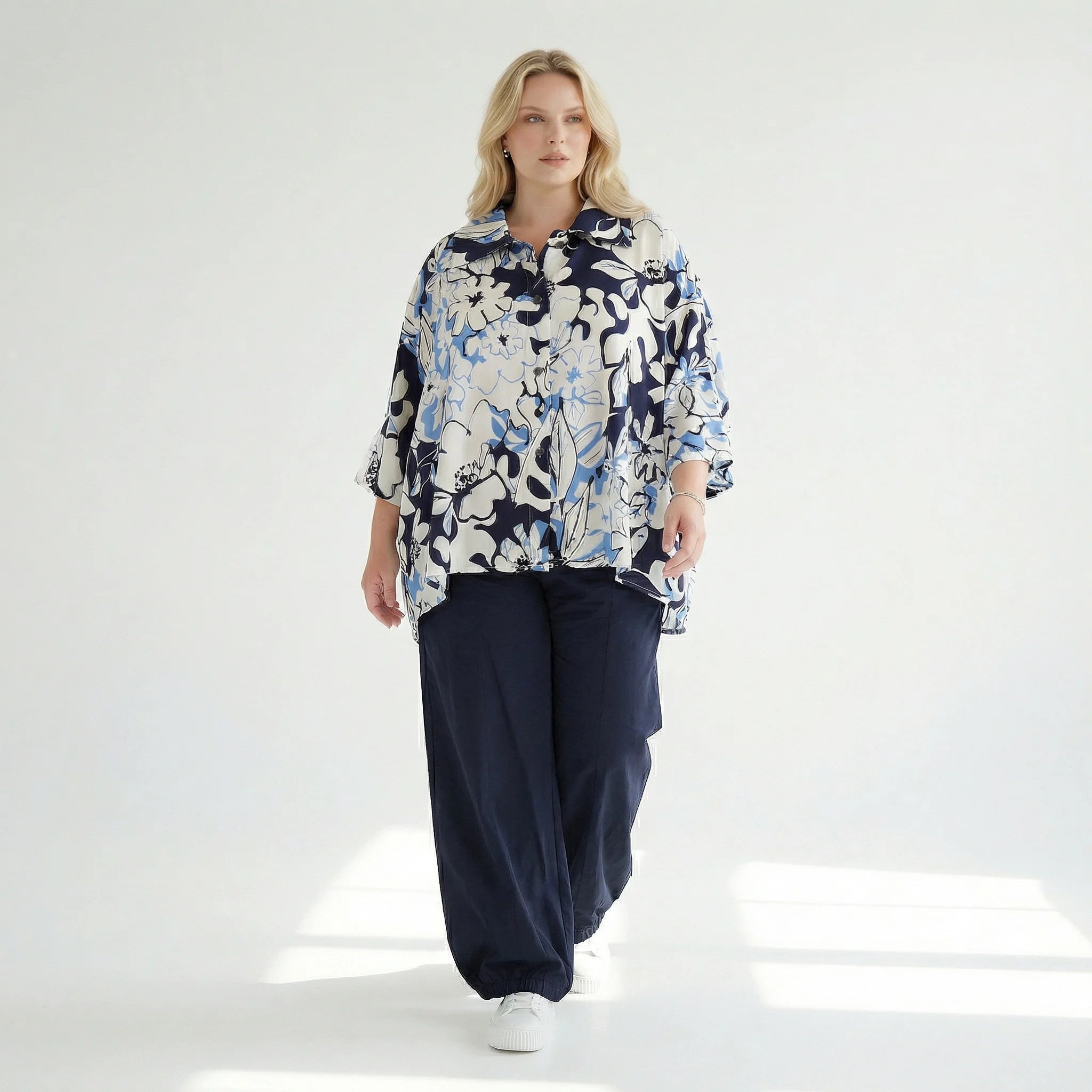  AKH Fashion Jacke in gerundeter Form, aus Viskose, 1574.07092, Weiß/Marine/Blau, Blumen