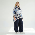  AKH Fashion Jacke in gerundeter Form, aus Viskose, 1574.07092, Weiß/Marine/Blau, Blumen