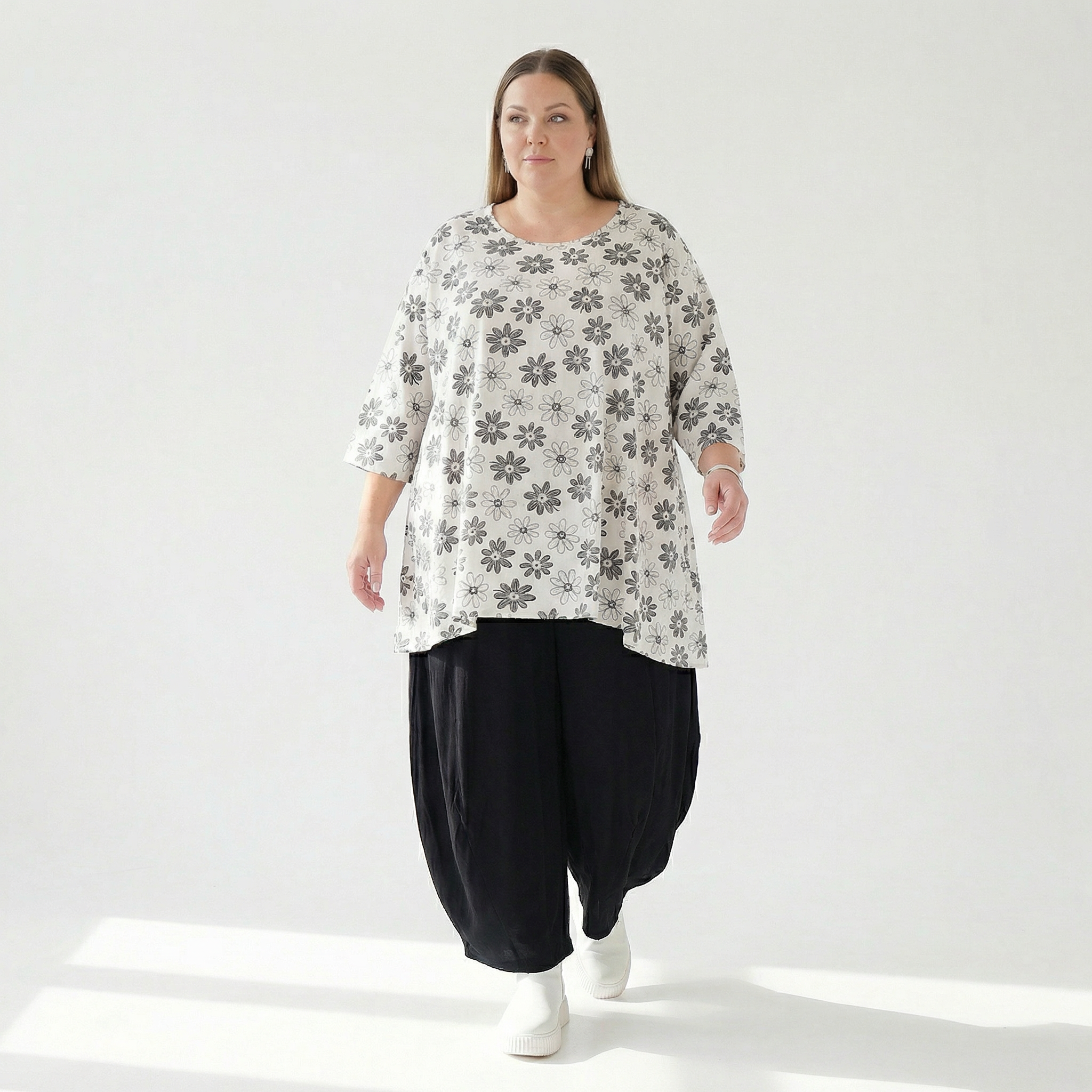  A-Form Bigshirt von AKH Fashion aus Viskose, 1575.00593, Weiß/Schwarz, Blumen, Ausgefallen