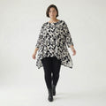 Ausgefallenes Oversize Shirt aus elastischem Traveller Material mit grafischem Muster, Weiß/Schwarz