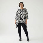 Ausgefallenes Oversize Shirt aus elastischem Traveller Material mit grafischem Muster, Weiß/Schwarz