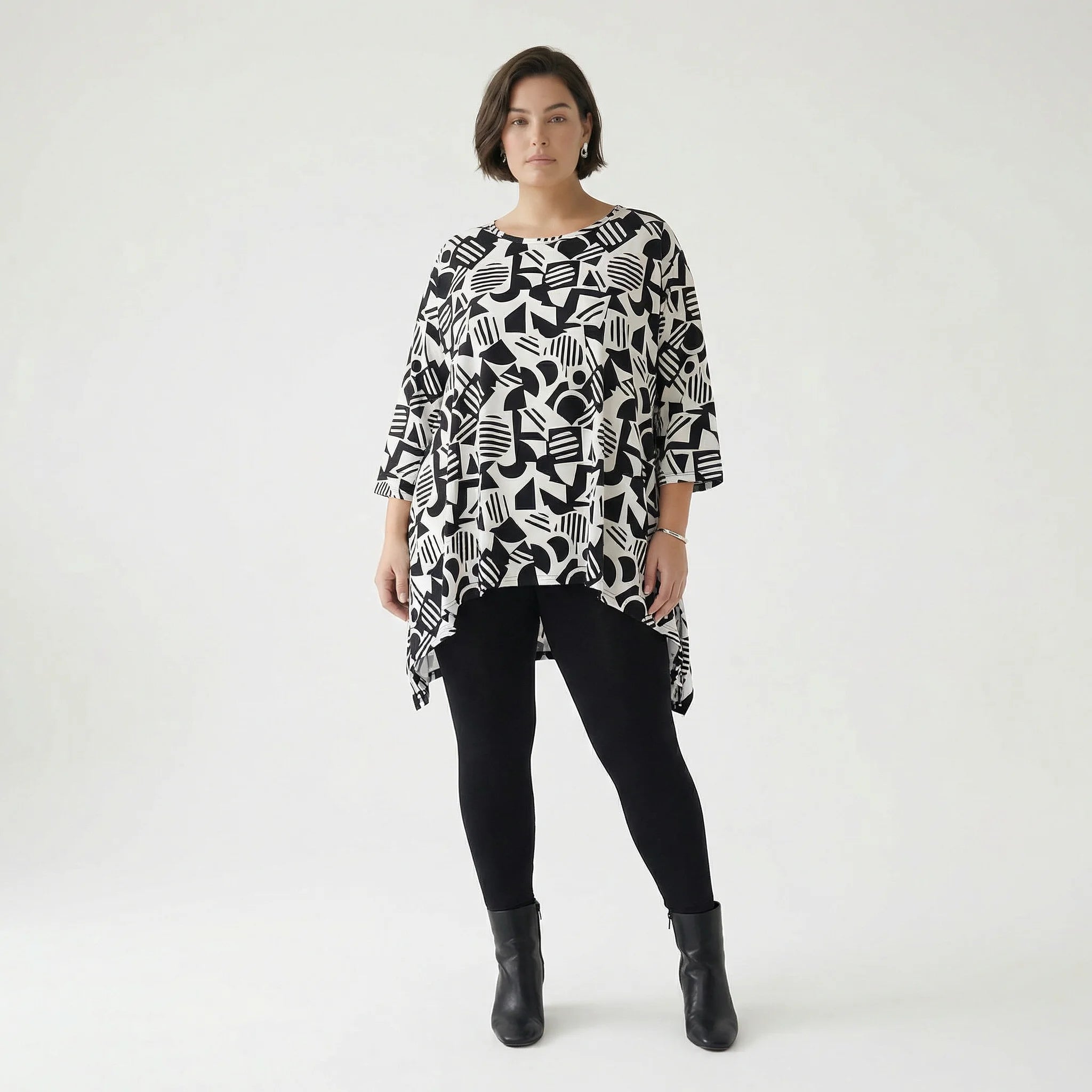 Ausgefallenes Oversize Shirt aus elastischem Traveller Material mit grafischem Muster, Weiß/Schwarz
