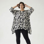 Ausgefallenes Oversize Shirt aus elastischem Traveller Material mit grafischem Muster, Weiß/Schwarz