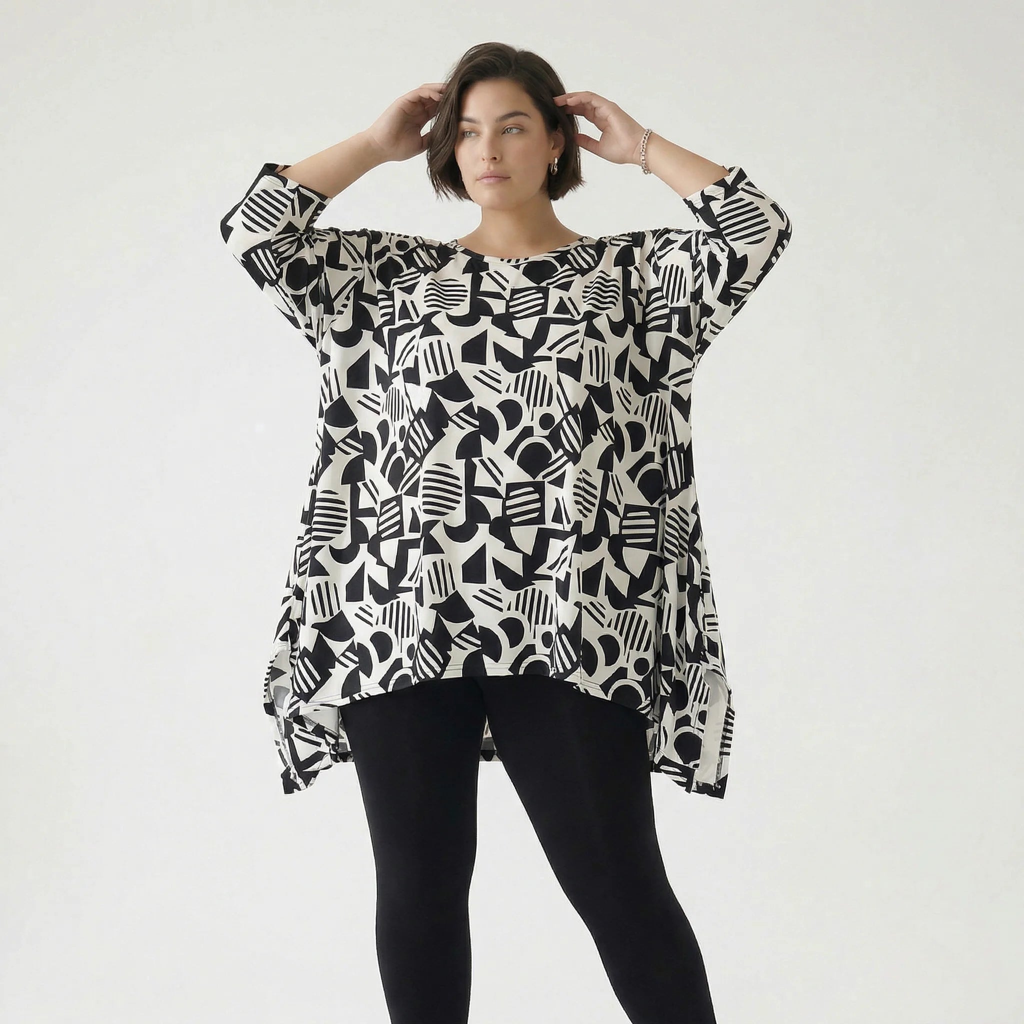 Ausgefallenes Oversize Shirt aus elastischem Traveller Material mit grafischem Muster, Weiß/Schwarz
