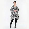 Ausgefallene Oversize Jacke im modernen Lagenlook mit stretchigem Traveller Material, Weiß/Schwarz