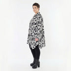 Ausgefallene Oversize Jacke im modernen Lagenlook mit stretchigem Traveller Material, Weiß/Schwarz