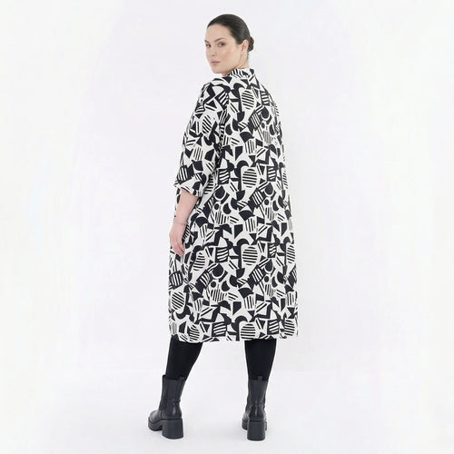 Ausgefallenes Ballon Kleid im legeren Lagenlook aus stretchigem Material mit Stehkragen, Weiß/Schwarz