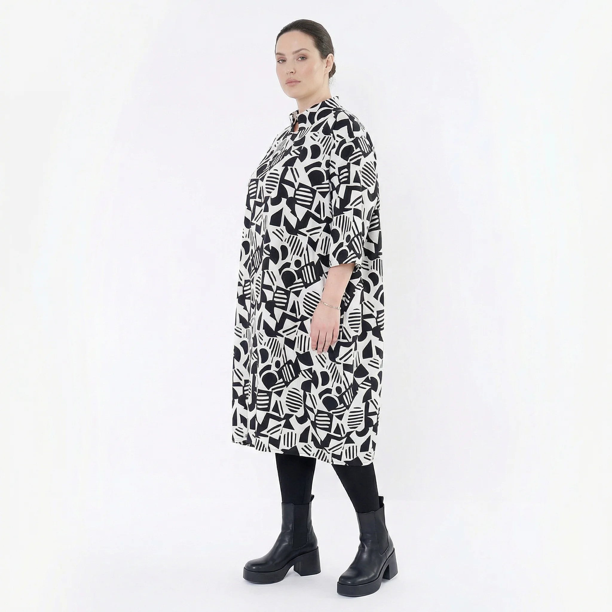 Ausgefallenes Ballon Kleid im legeren Lagenlook aus stretchigem Material mit Stehkragen, Weiß/Schwarz