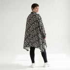 Ausgefallene Oversize Jacke in A-Form aus stretchig weichem Material im Lagenlook, Schwarz/Weiß
