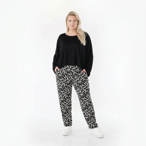 Ausgefallene Karottenhose im Lagenlook mit stretchigem, fein glattem Charakter, Pinselstrich-Muster, Schwarz/Weiß