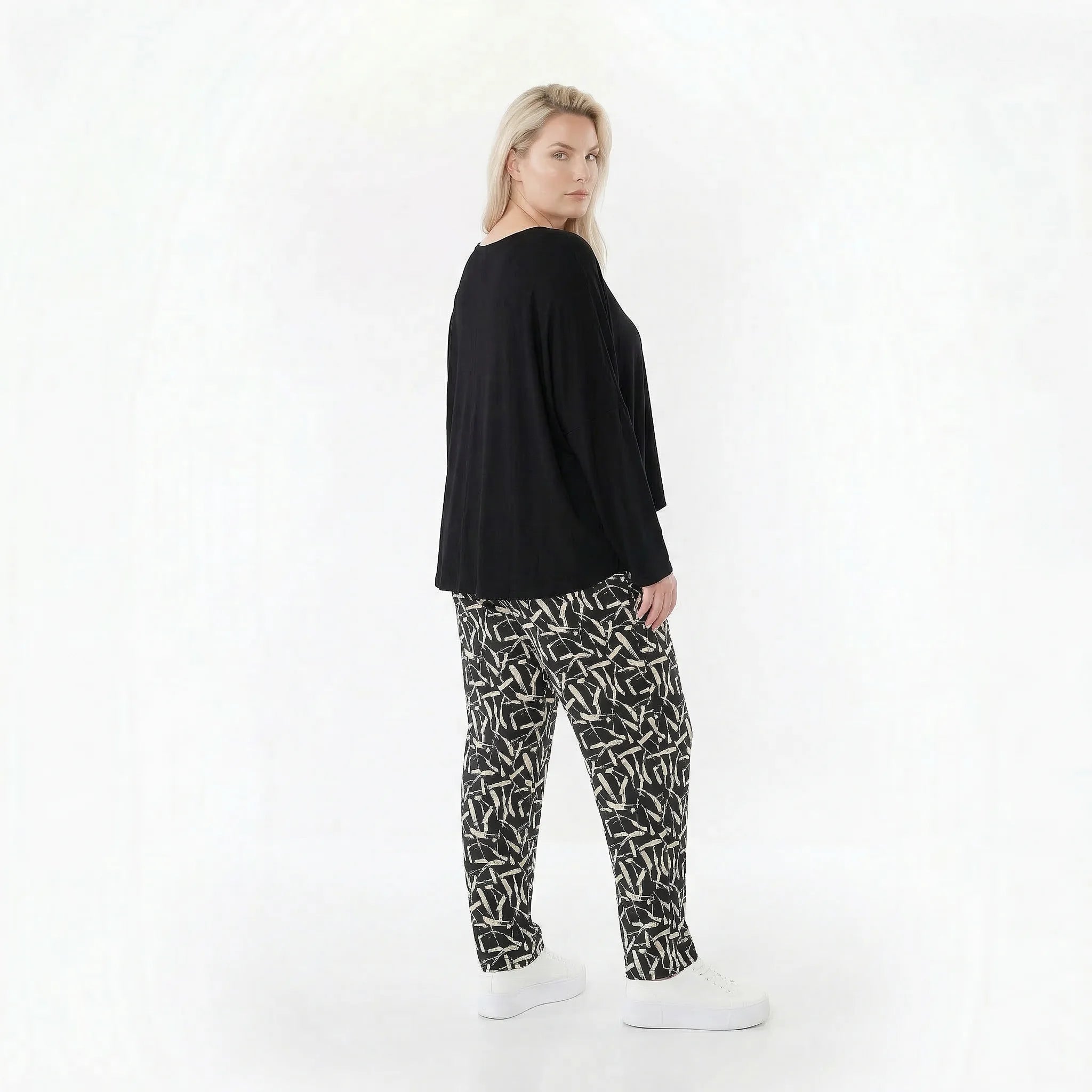 Ausgefallene Karottenhose im Lagenlook mit stretchigem, fein glattem Charakter, Pinselstrich-Muster, Schwarz/Weiß