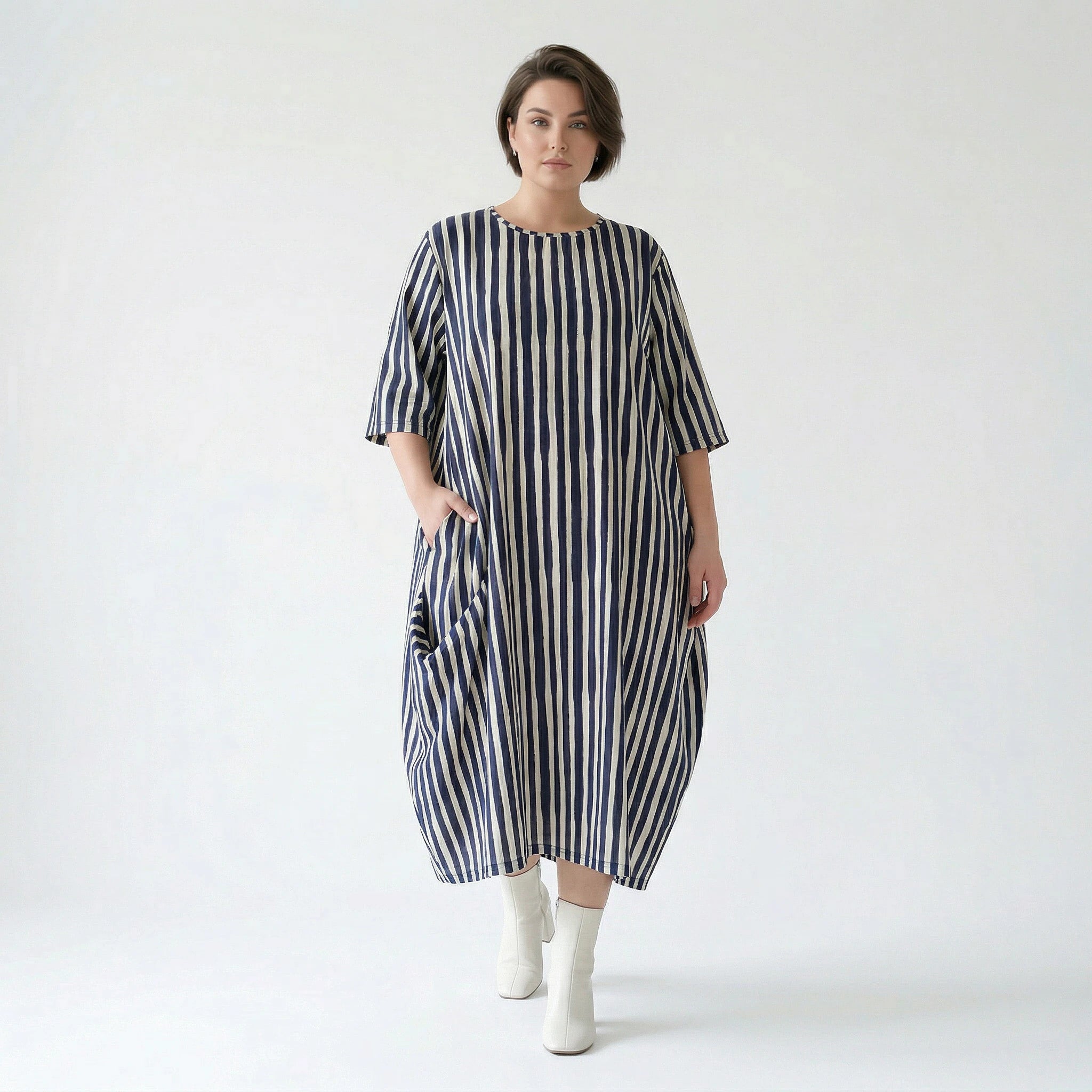 Emotionaler Lagenlook im ausgefallenen Oversize Ballon Kleid aus luftigem Baumwollmix, Marine/Weiß